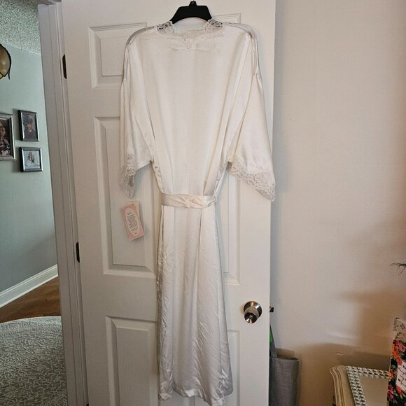 VTG NWT Barbizon White Satin Robe W/Lace Trim & Embroidered Detail READ Sz 1X - Picture 2 of 11